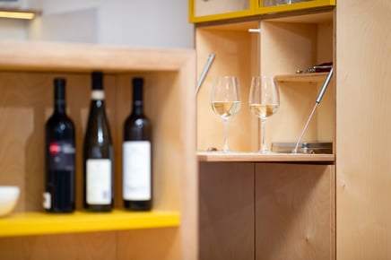 Víno sklenice dřevěný nábytek interiér moderní design kuchyňská linka